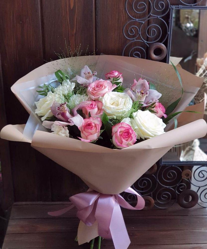 Букет цветов из: Гвоздики, Орхидеи, Розы и Хризантемы в городе Шелехов