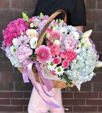 Цветочная композиция из Розы, Хризантемы, Пионы и Лизиантусы в корзине в городе Шелехов