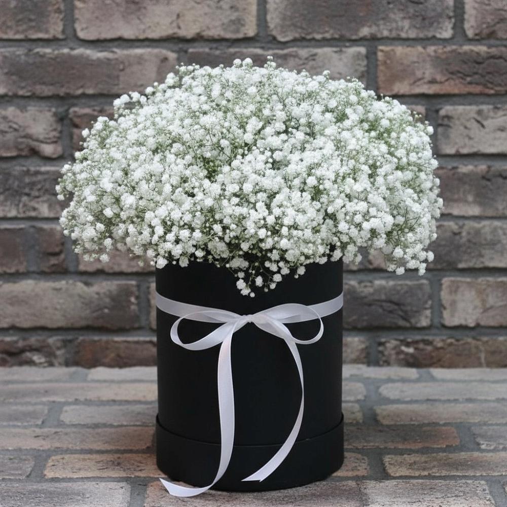 Цветочная композиция из Гипсофила в шляпной коробке в городе Шелехов