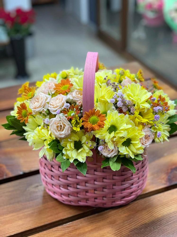 Цветочная композиция из Хризантемы и Розы в корзине в городе Шелехов