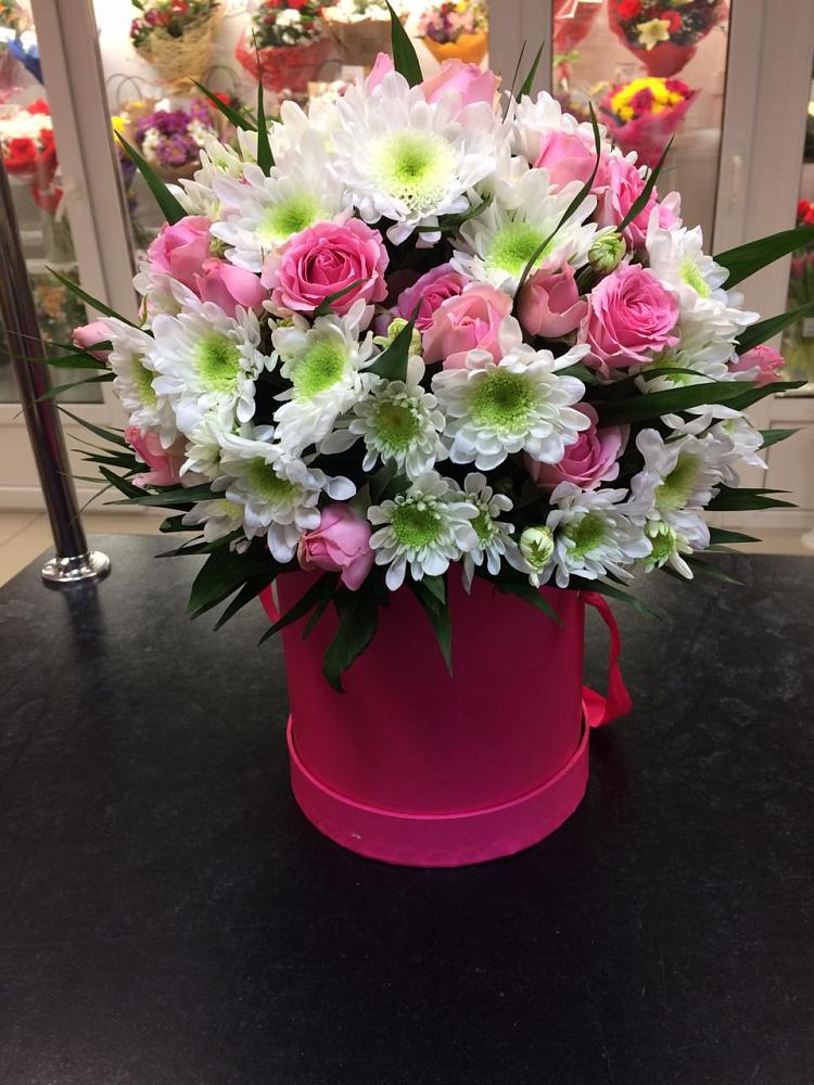 Цветочная композиция из Розы и Хризантемы в шляпной коробке в городе Шелехов