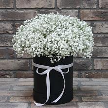Цветочная композиция из Гипсофила в шляпной коробке в городе Шелехов