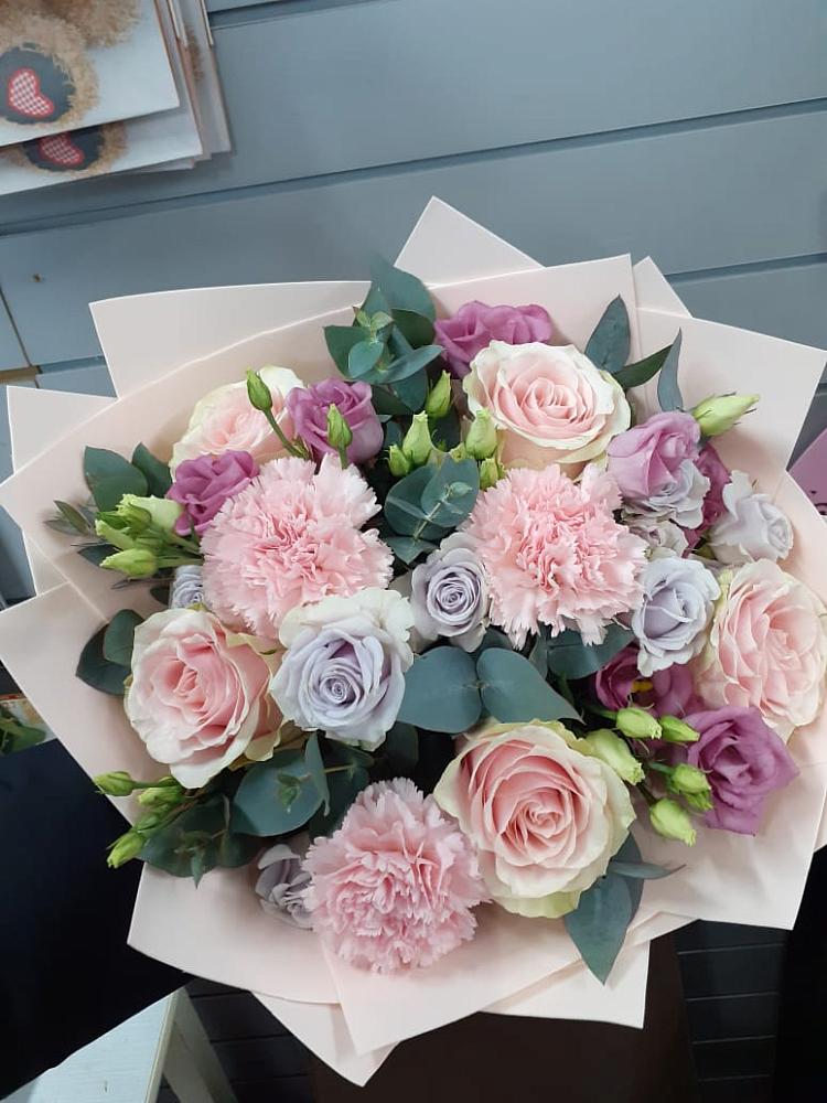 Букет цветов из: Розы, Гвоздики и Лизиантусы в городе Шелехов